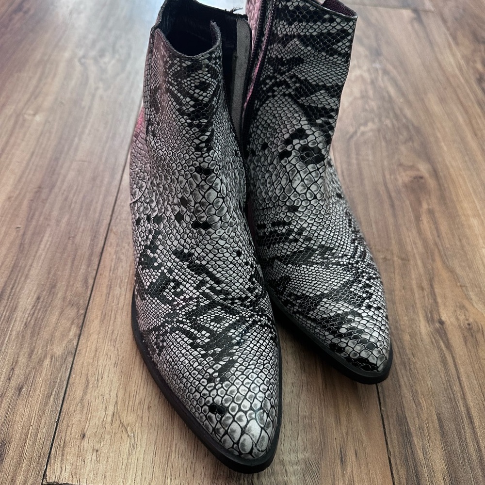 Shyanne
SHAYANNE WHITE LEATHER, FAUX SNAKESKIN DESIGN, WESTERN COWBOY size 8 - Picture 12 of 13
